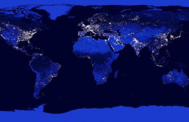 <p>A model predicts that the world’s populations will stop growing in 2050 / NASA</p>