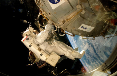 <p>An astronaut fixes the EXPOSE-E platform onto the International Space Station. / ESA</p>