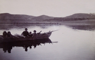 <p>Example of a group with nautical technology: Yámana people in the Anglican mission of Bahía Tekenika (<em>Tierra del Fuego</em>), portrayed in the late 19th or early 20th century.  Darwin lived with them during the second voyage of the <em>Beagle</em> / Photo: Ivan Briz i Godino courtesy of the archives of the South American Missionary Society (United Kingdom)</p>