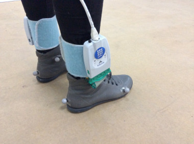 <p>A volunteer test shoes equipped with optical capture systems, force plates, pressure sensors and templates. / CREB</p>