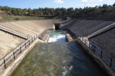 <p>Reservoir Los Anguijes, end of water transfer open section Tajo-Segura, beginning Talave tunnel. / <a href="https://es.wikipedia.org/wiki/Archivo:Presa_de_Los_Anguijes.jpg" target="_blank">Manchego</a></p>