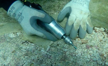 <p>Scientists take the plunge underwater to analyse one of the most valuable elements from the affluent Roman villas: white marble. / Michela Ricca et al.</p>