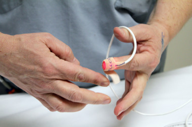 <p class=" text-left">Researchers are working to miniaturize the device for white blood cell counting which could be used in a similar way to the pulse oximeter shown in the image, used to measure oxygen levels in the blood. / <a href="https://www.flickr.com/photos/quinnanya/5645557025/in/photolist-7zoafr-9AVR6S-dGMvHg-9ASVYi-b5qM2x-b5qM3e-9AVQy5-9ASXq6-jDZ24-nPb941-a6pdgx-dGSXaw-zurjn-93Dq1j-abz6qY-9ASXWK-bJWZSF-abwnwZ-abwntT-4Gvzza-e9eTP3-e99g1e-7fH1iQ-88n5h5-4NTeXW-aBK37X-efpXhC-6TBdLE-xc5NhL-atL6xJ-a9MbV2-bro1aa-7GJU9Z-zVg2t-4W4X7c-bMZh1p-G7GW8-7R3TJm-f3rdC" title="Ir a la galería de Quinn Dombrowski" target="_blank">Quinn Dombrowski</a></p>