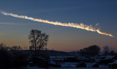<p>The Chelyabinsk superbolide flew over the Urals early on the morning of February 15, 2013. / <a href="https://en.wikipedia.org/wiki/Chelyabinsk_meteor#/media/File:2013_Chelyabinsk_meteor_trace.jpg" target="_blank">Alex Alishevskikh</a></p>