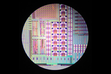 <p class=" text-left">Silicon chip used for the design of the gate sensor. / TOLOP</p>