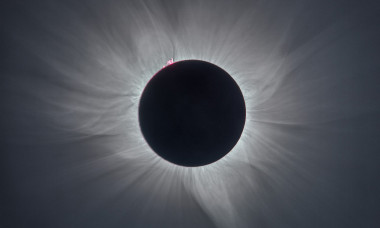 <p>Imagen del Sol tomada desde Palu, Indonesia, el 9 de marzo de 2016. La corona es simétrica debido a que el Sol estaba en un periodo de gran actividad y pueden observarse las “llamaradas” de la cromosfera. / J. C. Casado/STARS4ALL</p>
