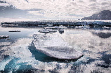 <p>Derretimiento de la capa de hielo de Groenlandia. Imagen: <a href="http://www.flickr.com/photos/chrissy575/4018284492/ " target="_blank">Christine Zenino.</a></p>