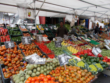 <p>En Madrid, un 77% de los residentes viven a una distancia menor de 200 metros de una tienda con una alta disponibilidad de alimentos saludables. / UAH</p>