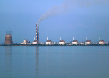 <p>La planta nuclear de Zaporiyia, con sus seis unidades, es la más grande de Europa. / <a href="http://commons.wikimedia.org/wiki/File:Kernkraftwerk_Saporischschja.JPG" target="_blank">Ralf1969</a></p>