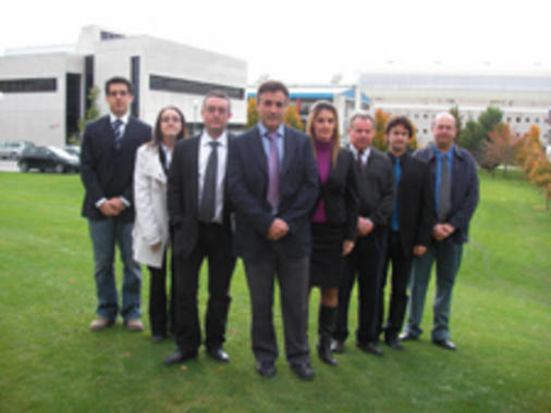 <p>De izquierda a derecha, los integrantes del Grupo Hidrógeno: Iñigo Idareta Erro, Lara Erviti Calvo, Luis Gandía Pascual, Pedro Diéguez Elizondo, Susana Berdonces Evora, Carlos Sopena Serna, David Sainz Casas y José Carlos Urroz Unzueta.</p>