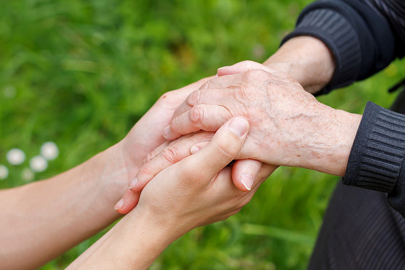<p>Además de temblores, los pacientes con párkinson tienen problemas de equilibrio y coordinación. / <a href="https://www.flickr.com/photos/bournemouthbc/28783538962/sizes/c/" target="_self">BournemouthBC</a></p>