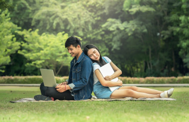 <p>Según el estudio, las chicas han tenido relaciones de pareja más duraderas y menos parejas sexuales en el último año. / <a href="https://pixabay.com/es/est%C3%A1-fatigado-j%C3%B3venes-ordenador-port%C3%A1til-1822655/" target="_blank">Pixabay</a></p>