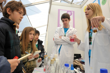 <p>Alumnos explicando su proyecto en Galiciencia. / Nacho Gómez</p>