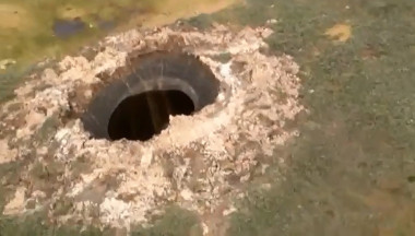 <p>El extraño cráter lo descubrieron pilotos rusos al sobrevolar la península de Yamal, al noroeste de Siberia. / Bulka-YouTube</p>