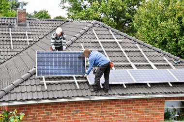 <p>La instalación de placas solares reduce notablemente las emisiones de gases contaminantes y hasta un 40% la factura de la luz. / Fotolia.</p>