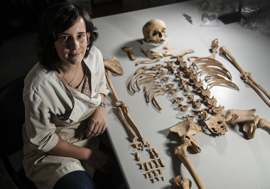 <p>La investigadora Maite Iris García Collado junto a los restos humanos hallados en el asentamiento de la Alta Edad Media en la aldea de Boadilla (Toledo). / Nuria González / UPV/EHU</p>