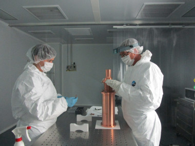<p>Investigadres de la Universidad de Zaragoza instalan los detectores en el Laboratorio Subterráneo de Canfranc. / Unizar</p>