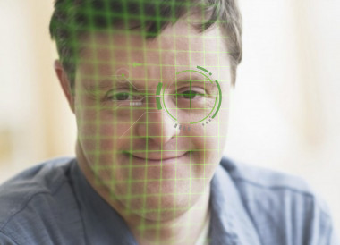 <p class=" text-left">Las herramientas <em>eye-tracking</em> o de seguimiento ocular permiten extraer datos cuantitativos sobre la eficacia comunicativa de un sitio web, además de reflejar datos cualitativos sobre el estado de ánimo del usuario. / UNIR-Universidad de Oviedo.</p>
