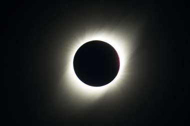 <p>El eclipse solar total visto desde el Observatorio de La Silla, situado en la región de Coquimbo (Chile). / EFE/ Alberto Valdés</p>