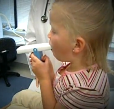 <p>Una niña con un medidor de flujo máximo que mide el volumen de aire máximo que expulsa de los pulmones. / National Heart, Lung and Blood Institute, division del National Institute of Health</p>