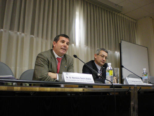 <p>De izquierda a derecha, Herminio Sastre y Santiago García Granda en la presentación de la Oficina de Proyectos Europeos de la Universidad de Oviedo. Foto: FICYT.</p>