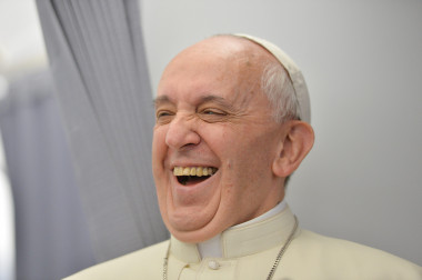 <p>Un estudio niega la supuesta correlación negativa entre el sentido del humor y la religiosidad. En la imagen, el papa Francisco ríe durante su visita a Río de Janeiro (Brasil) en 2013. / EFE</p>