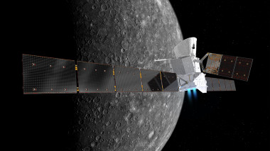 <p>Ilustración de la nave espacial BepiColombo en configuración de crucero, con Mercurio al fondo. / ESA/ATG medialab-NASA/JPL</p>