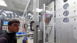 hombre en el laboratorio con los bioenvases