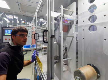 <p>Detalle de nanoestructuración de un film flexible utilizando la unidad térmica en un proceso de fabricación <em>roll-to-roll</em>. / IK4-TEKNIKER</p>
