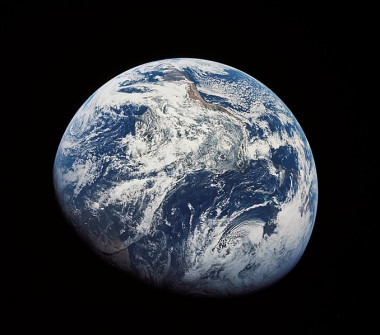 <p/>Una de las primeras imágenes de La Tierra tomadas por humanos. Fotografiada desde el Apollo 8 a unos 30.000km. / NASA, Gobierno de Estados Unidos [Public domain], via Wikimedia Commons” /><span style=