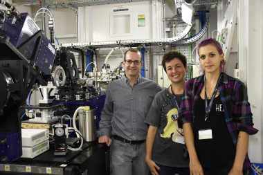 <p>El investigador del Sincrotrón ALBA Juan Carlos Martínez junto a las investigadoras Amparo López Rubio y Marta Martínez Sanz del IATA-CSIC en la cabina experimental de la línea NCD-SWEET del Sincrotrón ALBA. / Sincrotrón ALBA</p>