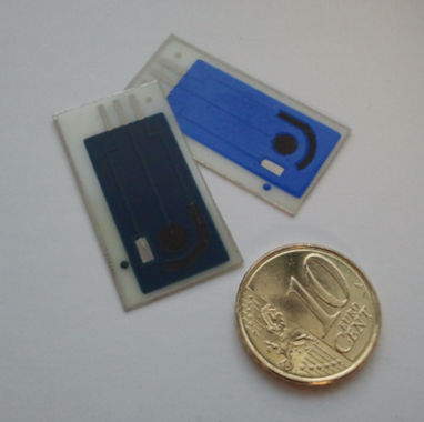 <p>Biosensores junto a una moneda para mostrar su pequeño tamaño. / Lorena del Torno de Román-DiCYT</p>