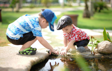 <p>Estudios previos apuntaban a que los hermanos pequeños buscan su lugar asumiendo más riesgos que los mayores para atraer la atención de los padres, pero investigaciones recientes contradicen esta concluisión. / Pixabay</p>