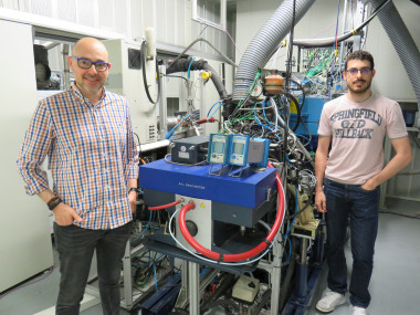 <p>Los investigadores de la UPV, José Ramón Serrano y Roberto Tabet, con uno de los motores analizados. / UPV</p>