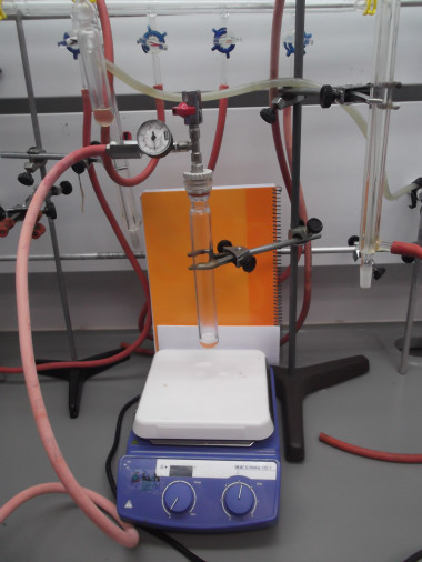 <p>Equipo experimental para el estudio de la reacción. Imagen: Unizar.</p>