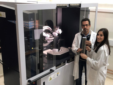 <p>Los investigadores buscan materiales para baterías con alto rendimiento que acumulen energía sin perjudicar el medio ambiente, como las cáscaras de almendra. / UCO</p>