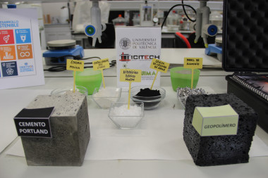 <p>Este hormigón celular se elabora con cenizas de cáscara de arroz, papel de aluminio y residuos procedentes de la fabricación de hierro o combustible. / UPV</p>
