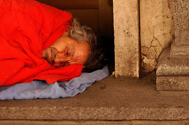 <p>El estudio no ha encontrado diferencias entre dormir al raso o en un centro de acogida / <a href="https://www.flickr.com/photos/cesarastudillo/541460633/sizes/l" target="_self">César Astudillo</a>. </p>