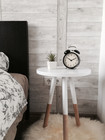 mesa con un reloj