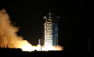 <p>Lanzamiento del primer satélite de comunicación cuántica del mundo en un cohete Gran Marcha 2D desde el Centro de Lanzamiento de Satélites de Jiuquan, en el desierto de Gobi, en el noroeste de China. / Xinhua</p>