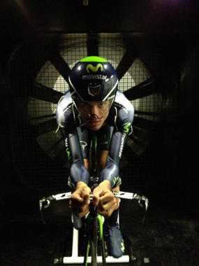 <p>El ciclista Beñat Intxausti entrenando en el túnel de viento. / UGR </p>