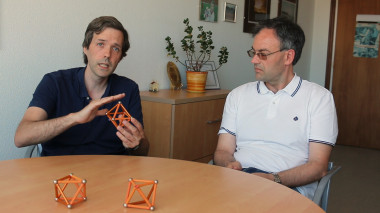 <p>Los investigadores Pablo García (izda.) y Javier Junquera (drcha.) de la Universidad de Cantabria, coautores del artículo. / UC</p>