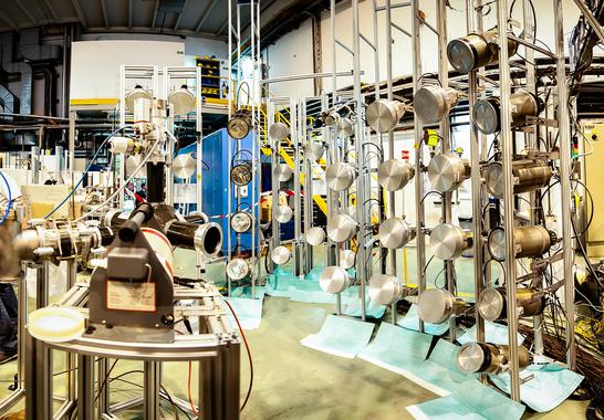 <p>El espectómetro modular de neutrones MONSTER en la instalación de física nuclear ISOLDE, en el CERN. Imagen: Daniel Cano Ott (CIEMAT).</p>