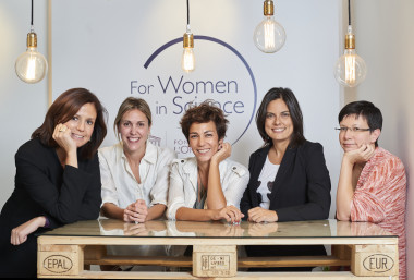 <p>Las cinco científicas premiadas. / Paco Nuevo / L’Oréal</p>