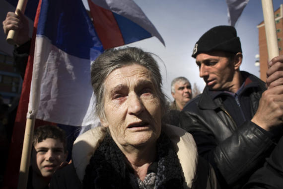 <p>Imagen de una manifestación serbia en contra de la secesión de Kosovo en la ciudad kosovar de Mitrovicka, el día después de la declaración de independencia. Foto: E.B./SINC.</p>