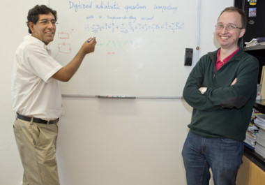 <p>El profesor Enrique Solano y el doctor Lucas Lamata, participantes en el estudio. / UPV/EHU</p>