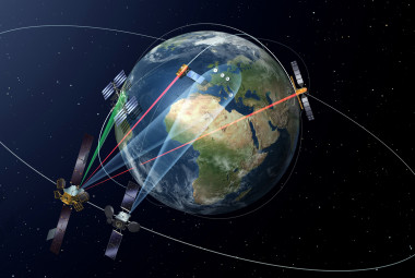 <p>Ilustración de la retransmisión de datos vía láser con el sistema EDRS. / ESA</p>