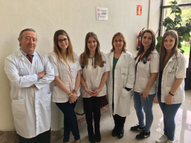 <p>De izquierda a derecha, los investigadores Jesús Egido, Laura López-Sanz, Susana Bernal, Carmen Gómez-Guerrero, Luna Jiménez-Castilla y Ana Melgar. / CIBERDEM</p>