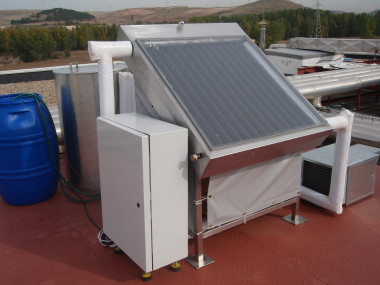 <p>Dispositivo solar capaz de producir calor y frío. Foto: DiCYT-UBU.</p>