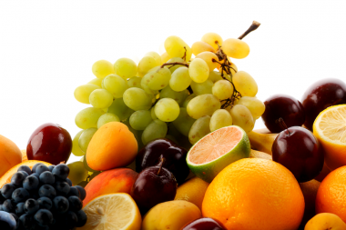 <p>Uvas, naranjas y otras frutas. / Onef9day</p>